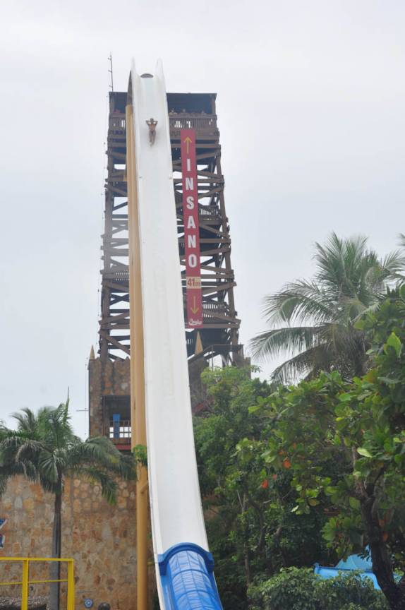 Despencando do Insano, tobogã com 41 metros de altura, no Beach Park, em Fortaleza - CE